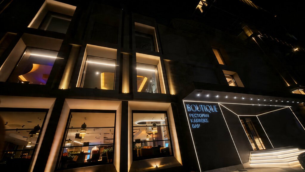 Фасад Boutique ночью